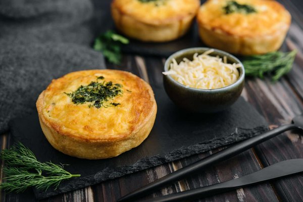Quels sont les secrets pour une quiche aux épinards et feta avec une pâte brisée maison?